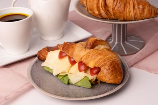 Croissant se sýrem
