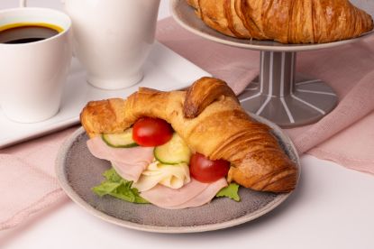 Croissant se šunkou a sýrem