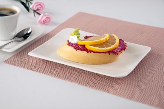Chlebíček s pomazánkou z červené řepy