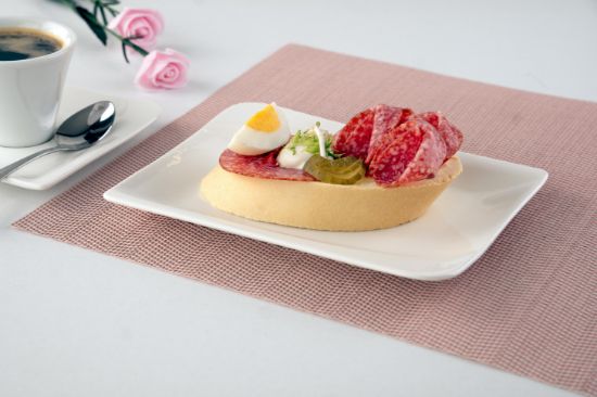 Chlebíček salámový