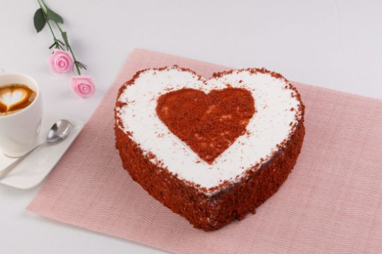 Valentýnský dort Red Velvet ve tvaru SRDCE